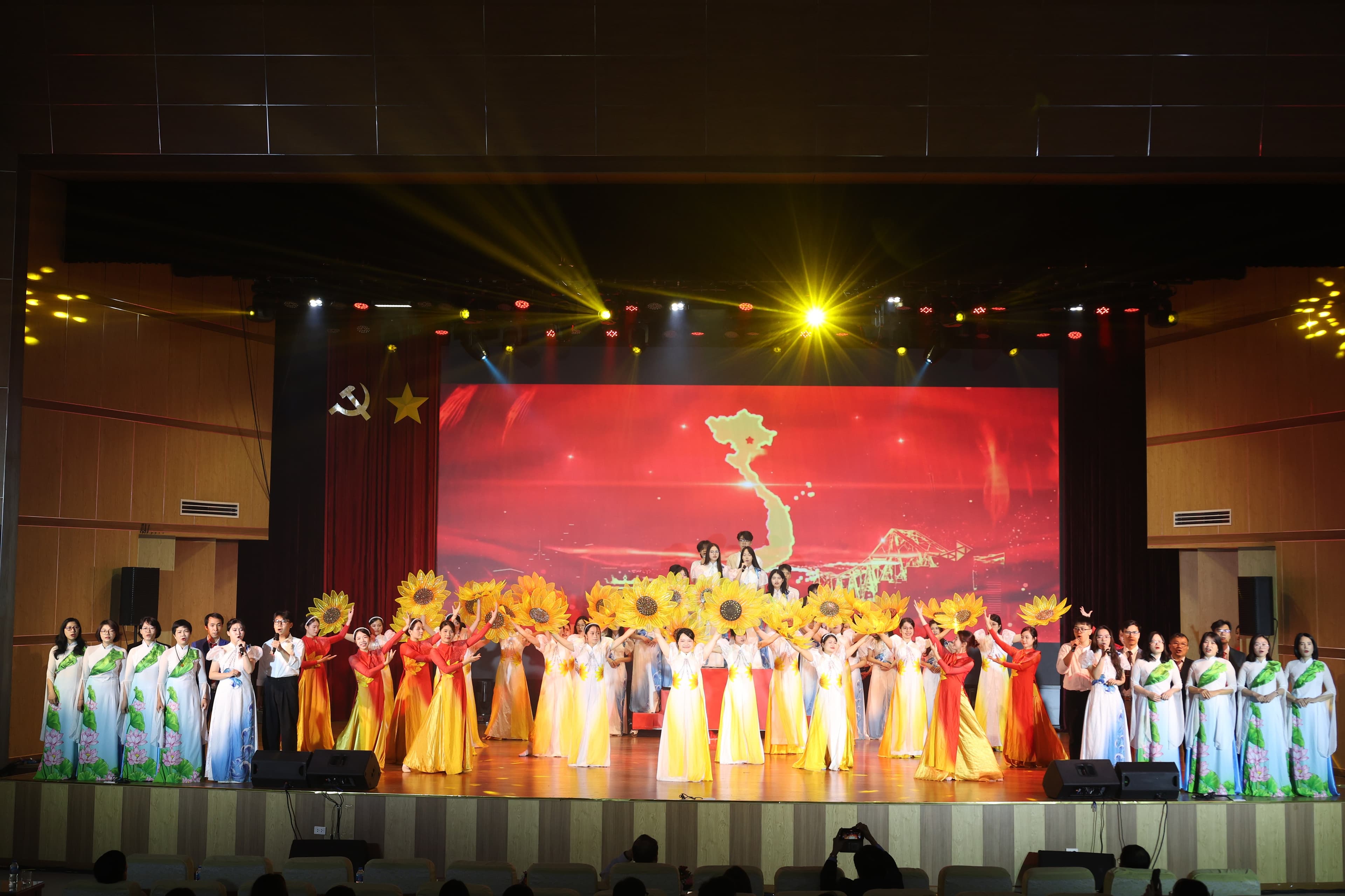 Hội diễn văn nghệ năm học 2025-2026 chào mừng kỷ niệm 43 năm ngày Nhà giáo Việt Nam 20/11 (20/11/1982-20/11/2025) và kỷ niệm 74 năm thành lập Trường Đại học Sư phạm Hà Nội (11/10/1951-11/10/2025)