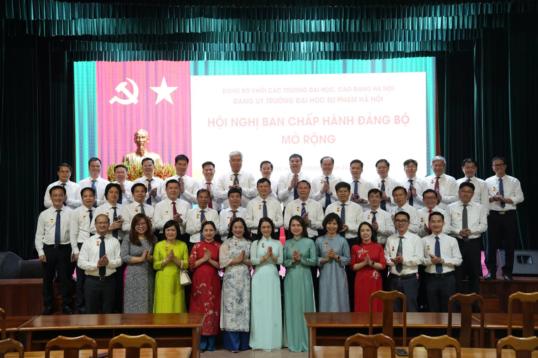Đoàn đại biểu của Đảng bộ Trường ĐHSP Hà Nội tham dự lễ thượng cờ, viếng lăng Chủ tịch Hồ Chí Minh và tổ chức Hội nghị Đảng ủy mở rộng