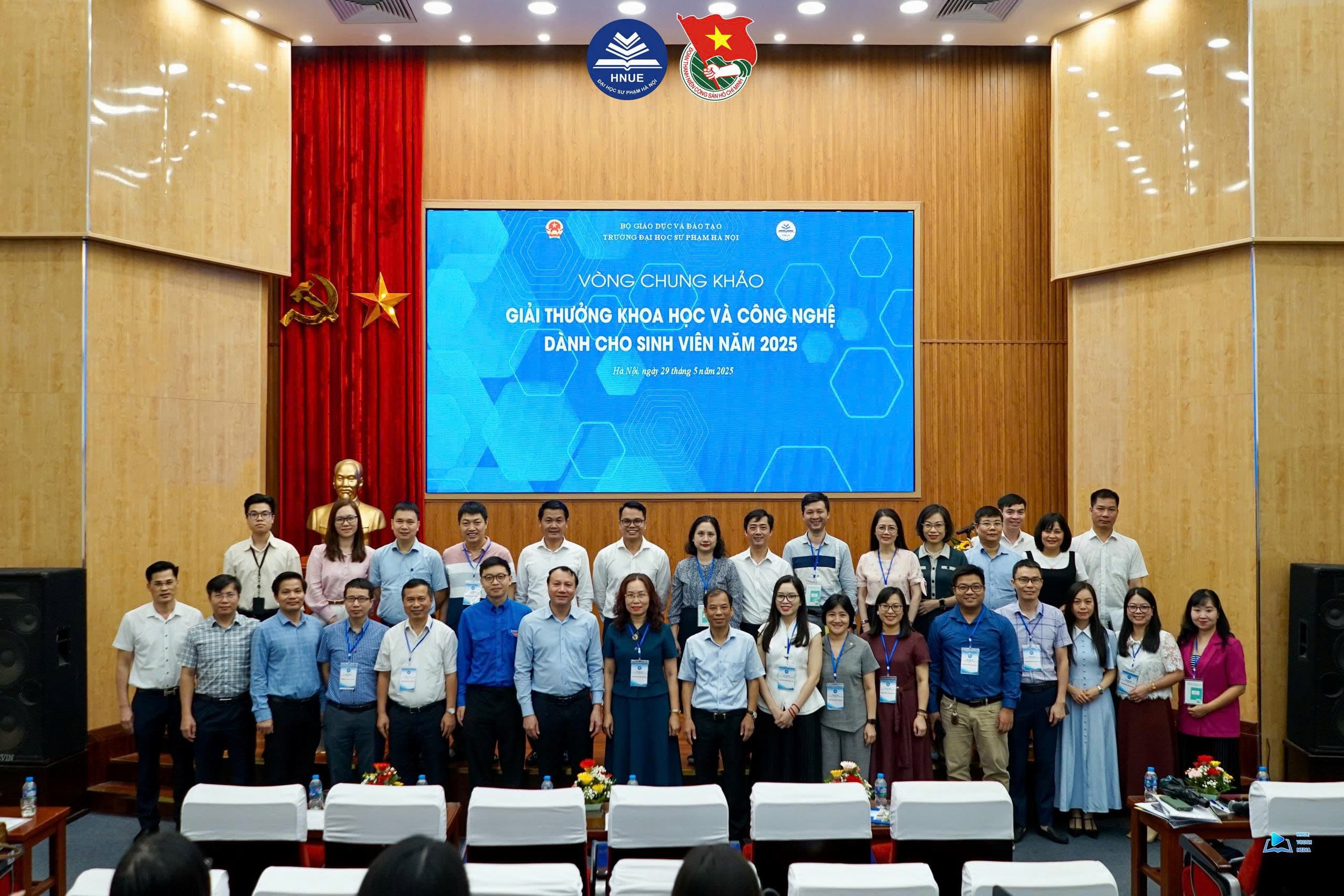 VÒNG CHUNG KHẢO GIẢI THƯỞNG KHOA HỌC VÀ CÔNG NGHỆ DÀNH CHO SINH VIÊN TRƯỜNG ĐẠI HỌC SƯ PHẠM HÀ NỘI NĂM 2025: KHẲNG ĐỊNH TRÍ TUỆ, SÁNG TẠO, LAN TỎA NIỀM ĐAM MÊ NGHIÊN CỨU KHOA HỌC