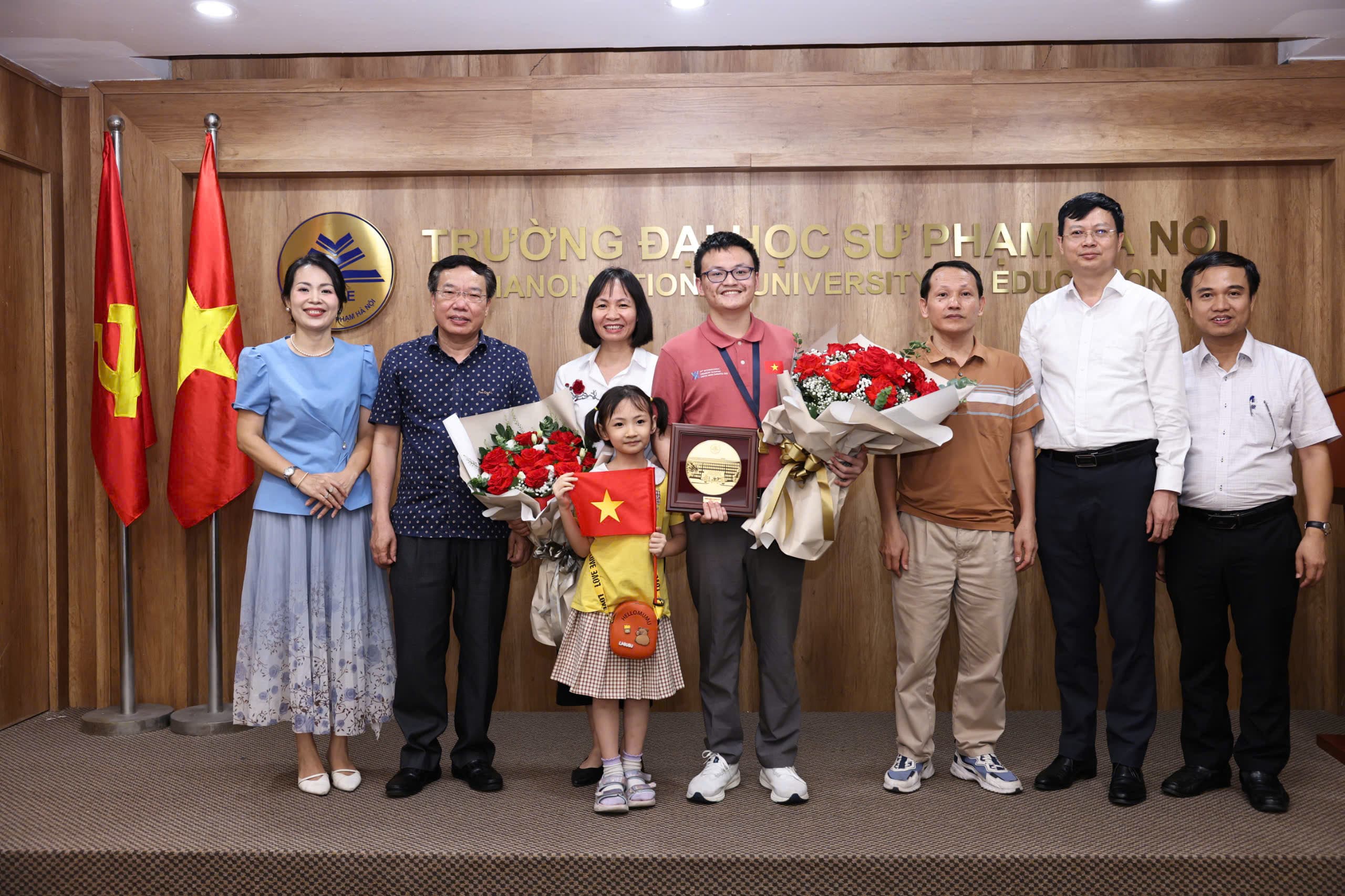 Nguyễn Hoàng Khôi trở về trong niềm tự hào – Học sinh Trường THPT Chuyên Đại học Sư phạm giành Huy chương Vàng Olympic Hóa học Quốc tế 2025