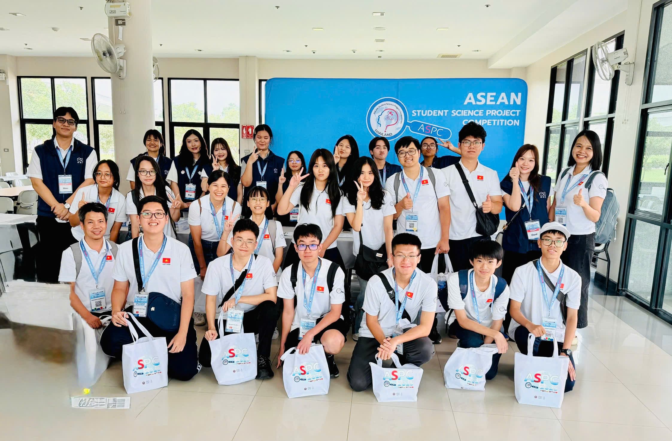 Sáng tạo và bản lĩnh: Học sinh Trường THPT Chuyên Đại học Sư Phạm và Trường THCS&THPT Nguyễn Tất Thành ghi dấu tại Cuộc thi Dự án Khoa học học sinh ASEAN (ASPC) 2025