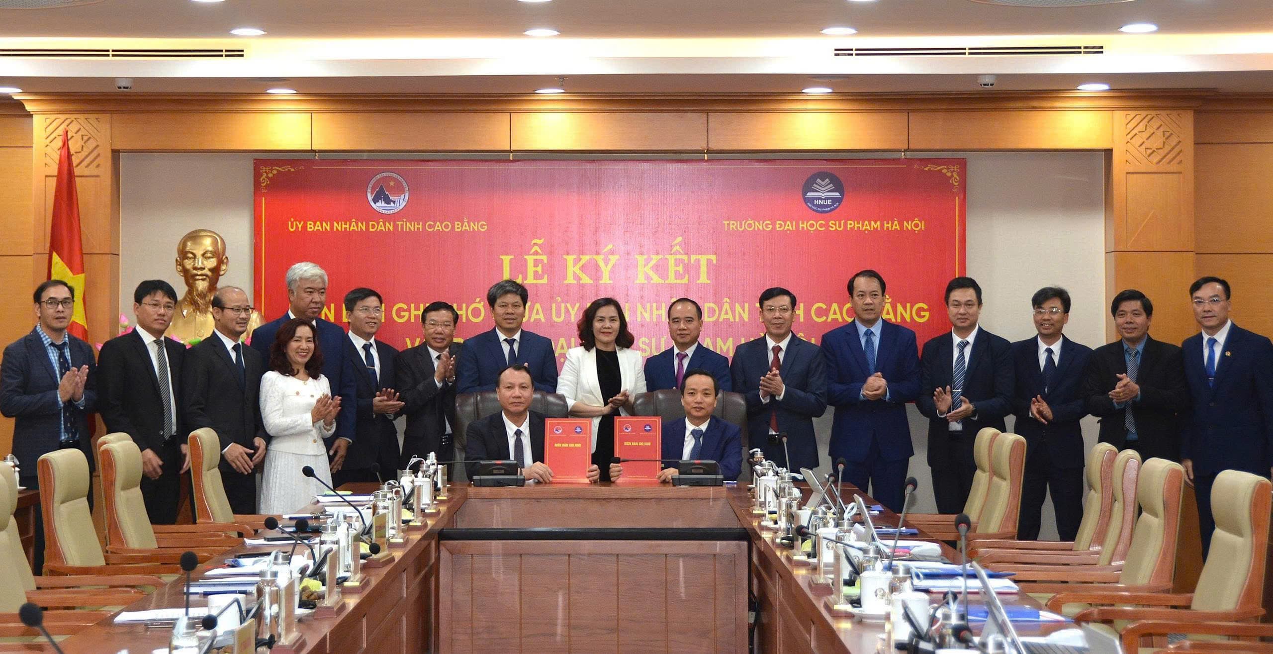 Trường Đại học Sư phạm Hà Nội ký kết biên bản ghi nhớ phối hợp phát triển giáo dục địa phương, đáp ứng yêu cầu đổi mới giáo dục với UBND tỉnh Cao Bằng