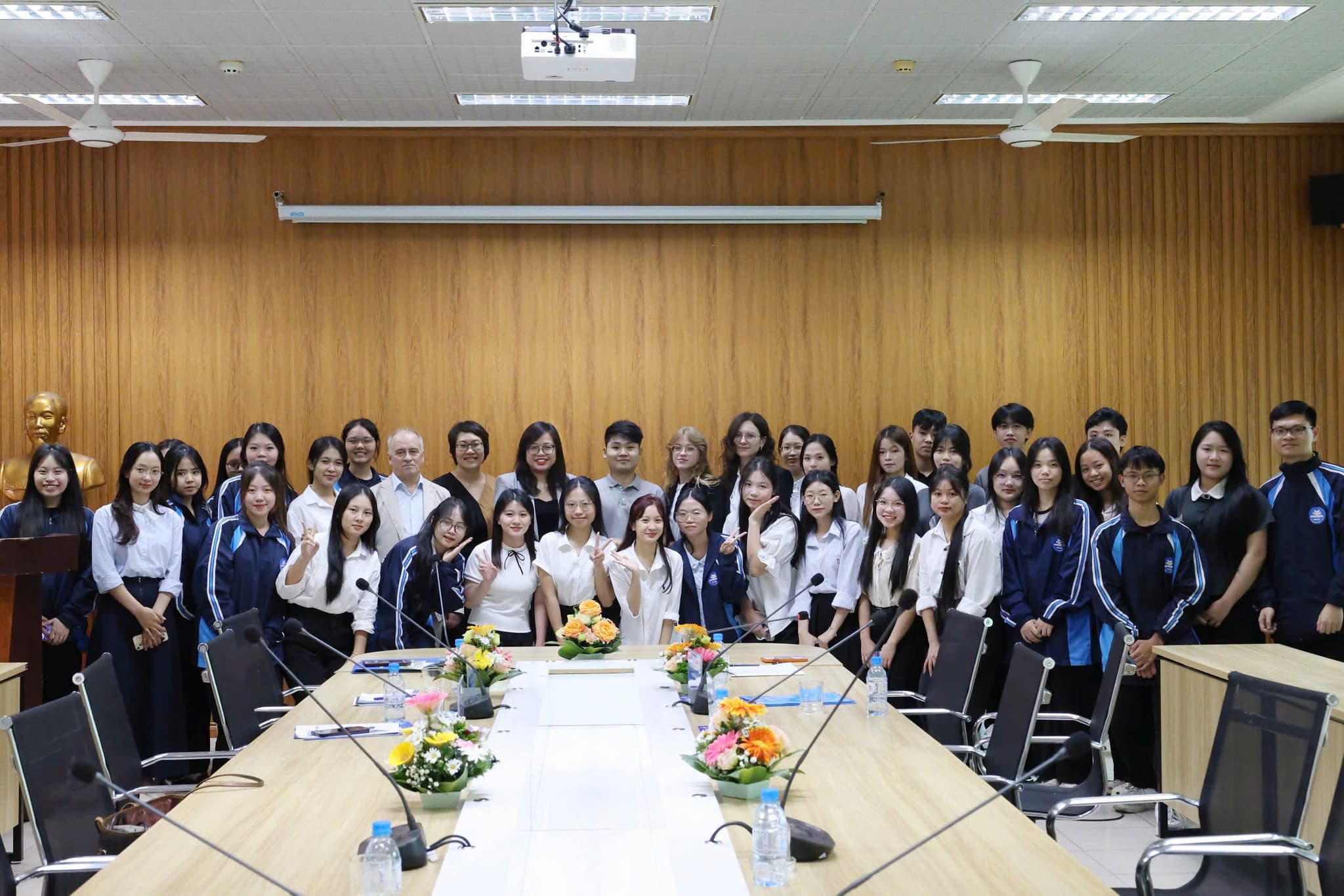 Trường Đại học Sư phạm Hà Nội tiếp đón đoàn đại biểu Đại sứ quán, Đại học Quốc gia Tomsk và Đại học Sư phạm Quốc gia Herzen (Liên bang Nga)