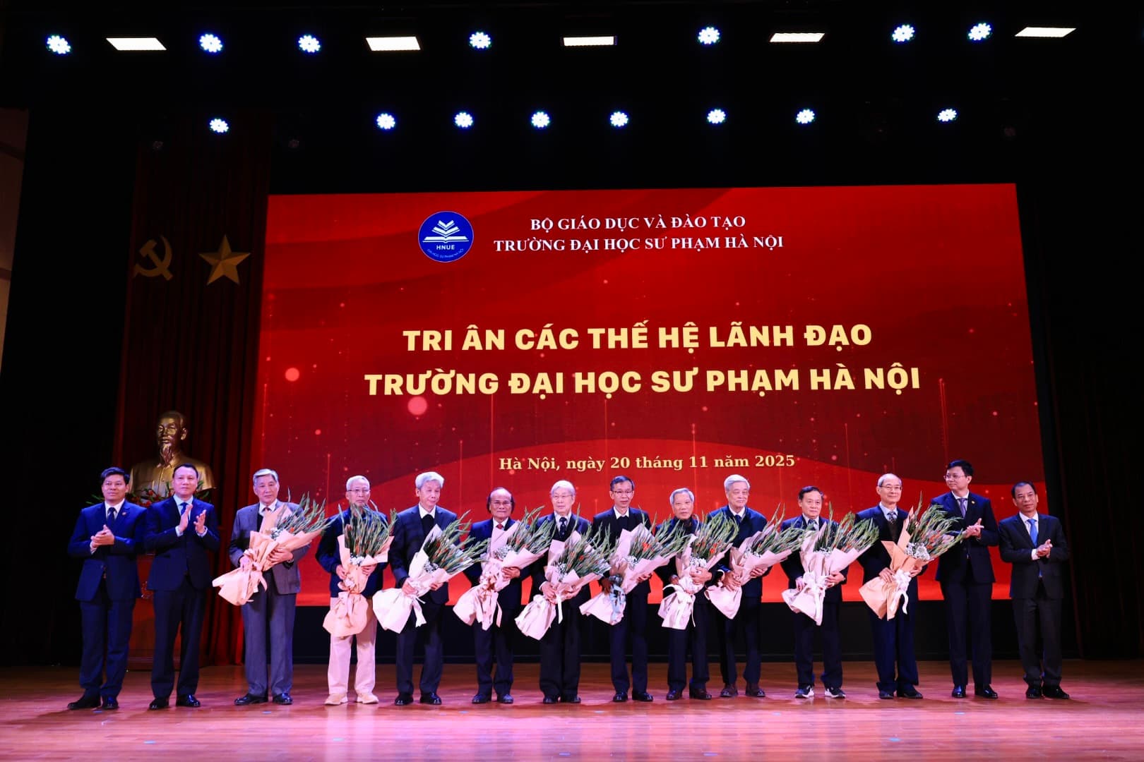 Lễ Mít tinh chào mừng ngày Nhà giáo Việt Nam 20/11 và Khen thưởng các cấp năm 2025 của Trường Đại học Sư phạm Hà Nội