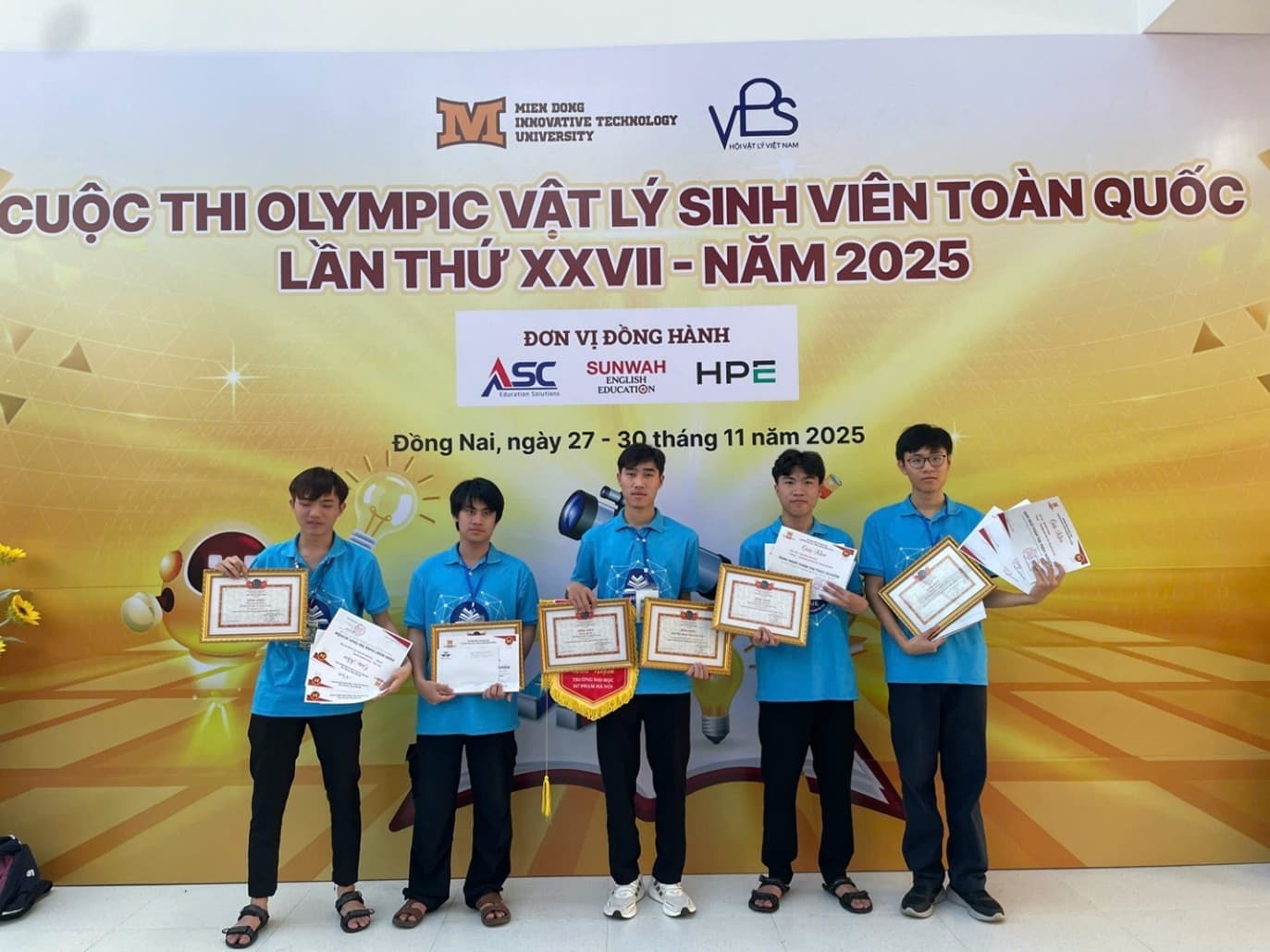 Trường Đại học Sư phạm Hà Nội giành Giải Nhất toàn đoàn tại Kỳ thi Olympic Sinh viên Vật lý toàn quốc lần thứ 27